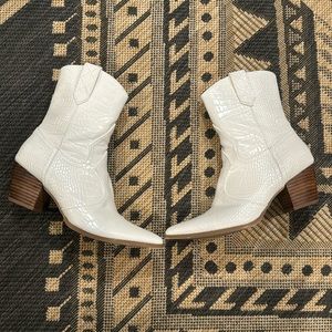 Coconuts by Matisse size 9 bootie